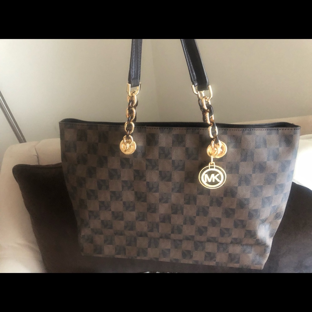 Beautiful handbag, very nice and nice style